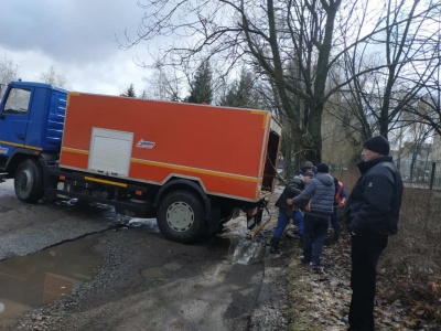 Коріння перекрило зливову трубу: у Чернівцях 16 годин рятували парк від затоплення