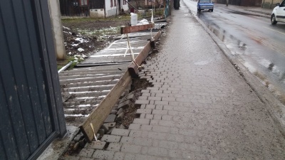 У Чернівцях руйнується новий тротуар – фото