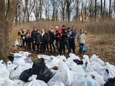 «Стільки шприців ще не бачила»: активісти прибрали парк Шіллера у Чернівцях – фото