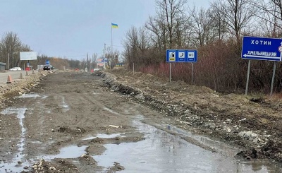 Нардеп звернувся до силовиків через розриту дорогу на в’їзді до Хотина