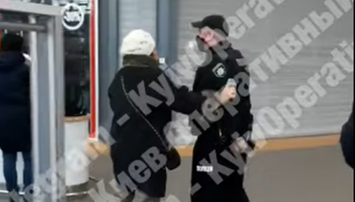 Охоронець в супермаркеті вдарив жінку, вона дала йому здачі – відео