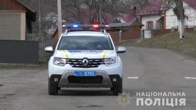 Буковиною їздить автівка поліції з гучномовцем, попереджаючи про карантин – відео