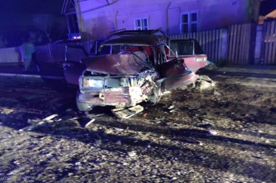Вечірня ДТП на Буковині: Renault врізався у ВАЗ, в одного з водіїв відкритий перелом ноги