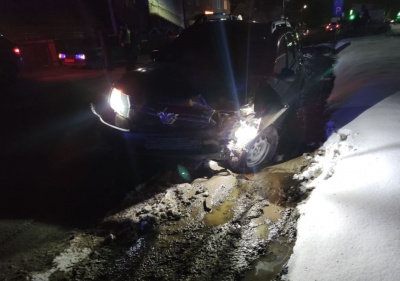 Вечірня ДТП на Буковині: Renault врізався у ВАЗ, в одного з водіїв відкритий перелом ноги