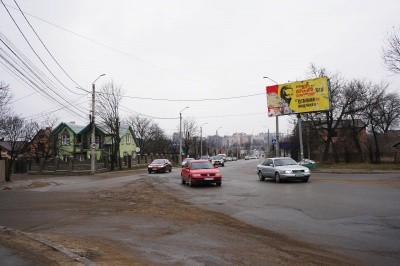 «Так гасають, аж на парканах зависають»: жителі вулиці Винниченка в Чернівцях розповіли про аварії, що тут стаються