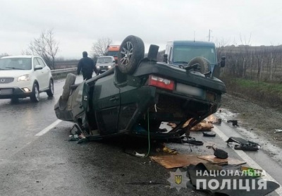 Двоє осіб травмувались: у поліції розповіли деталі ДТП під Чернівцями, де перекинувся легковик