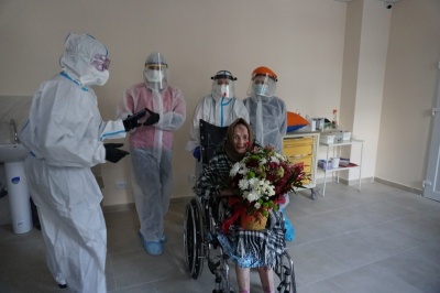 Сторічна бабуся, яка одужала від коронавірусу, та ДТП з "євробляхою". Головні новини минулої доби