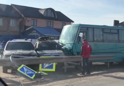 Сторічна бабуся, яка одужала від коронавірусу, та ДТП з "євробляхою". Головні новини минулої доби