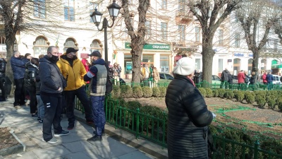 «Вимагаємо права на працю»: у центрі Чернівців мітингують підприємці Калинівського ринку – фото
