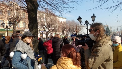«Вимагаємо права на працю»: у центрі Чернівців мітингують підприємці Калинівського ринку – фото