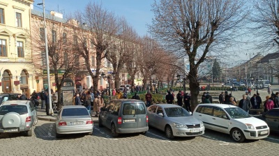 «Вимагаємо права на працю»: у центрі Чернівців мітингують підприємці Калинівського ринку – фото