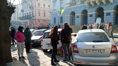 «Вимагаємо права на працю»: у центрі Чернівців мітингують підприємці Калинівського ринку – фото