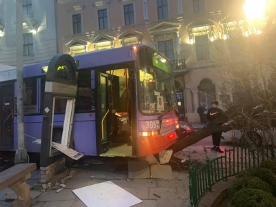 У Чернівцях під міськрадою тролейбус протаранив клумби та автомобіль – фото