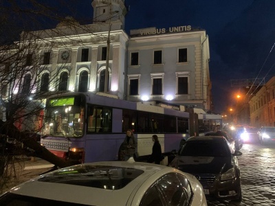 У Чернівцях під міськрадою тролейбус протаранив клумби та автомобіль – фото