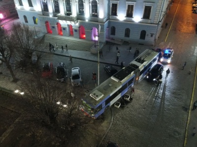 У Чернівцях розслідують ДТП з тролейбусом біля ратуші: ймовірно, відмовили гальма