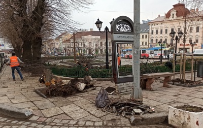 Комунальники ліквідовують наслідки ДТП з тролейбусом у центрі Чернівців – фото