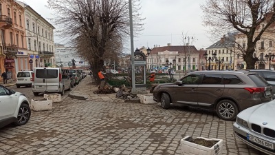 Комунальники ліквідовують наслідки ДТП з тролейбусом у центрі Чернівців – фото