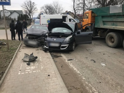 ДТП у мікрорайоні Чернівців: водіїв госпіталізували - фото