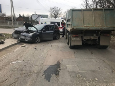 ДТП у мікрорайоні Чернівців: водіїв госпіталізували - фото