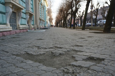 «Залатали би, щоби ноги не ламали»: що говорять чернівчани про тротуари міста 