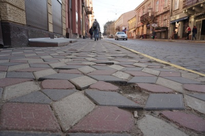 «Залатали би, щоби ноги не ламали»: що говорять чернівчани про тротуари міста 
