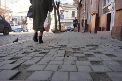 «Залатали би, щоби ноги не ламали»: що говорять чернівчани про тротуари міста 