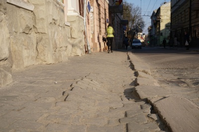 «Залатали би, щоби ноги не ламали»: що говорять чернівчани про тротуари міста 