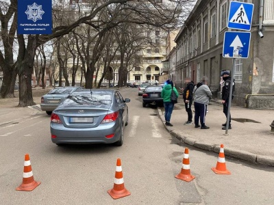 Водій збив на пішохідному переході трьох юнаків та зник - фото