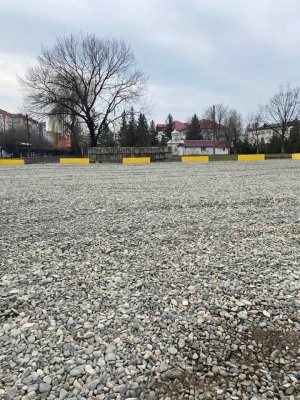 У Чернівцях біля онколікарні облаштовують парковку для автомобілів – фото