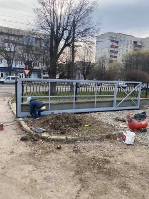 У Чернівцях біля онколікарні облаштовують парковку для автомобілів – фото