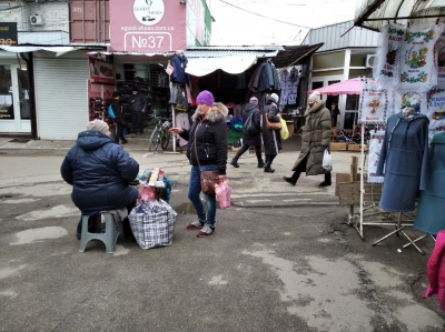 Працюють попри заборону:  на Калинівському ринку у «червоних» Чернівцях триває торгівля – фото