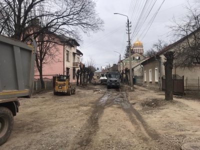 У Чернівцях відновили ремонт на вулиці Кармелюка – фото