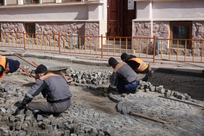 На вулиці в центрі Чернівців комунальники перекладають бруківку – фото