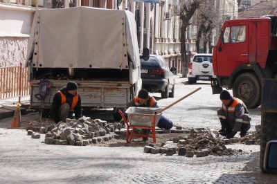 На вулиці в центрі Чернівців комунальники перекладають бруківку – фото