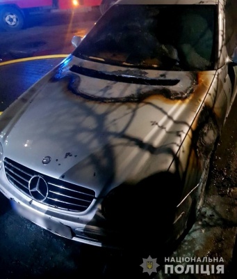 У Чернівцях підпалили автомобіль: поліція шукає паліїв