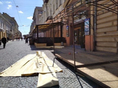 На пішохідній вулиці Чернівців встановлюють літні майданчики - фото