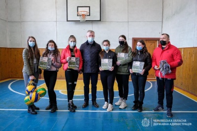 В школах на Путильщині побудують спортзали та придбають шкільний автобус