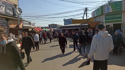 «Торгуємо на свій страх і ризик»: що відбувається на Калинівському ринку у «червоних» Чернівцях