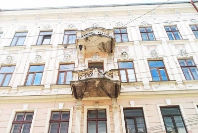 В історичному центрі Чернівців обвалився декор балкону - фото
