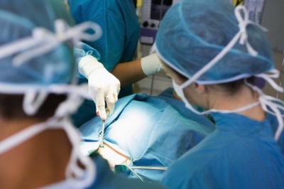 У Чернівецькій області медики успішно провели складну операцію пацієнту, якого вдарили у серце ножем
