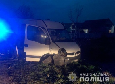 На Буковині зіткнулися легковик та мікроавтобус: 18-річний водій у лікарні