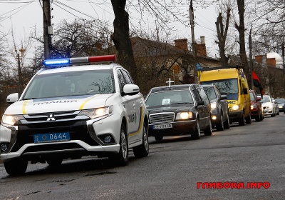 Зустріли на колінах: на Буковині відбувається прощання із загиблим бійцем - фото