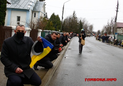 Зустріли на колінах: на Буковині відбувається прощання із загиблим бійцем - фото