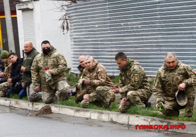 Зустріли на колінах: на Буковині відбувається прощання із загиблим бійцем - фото