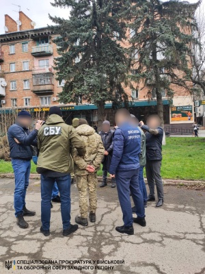 Обіцяв посприяти контрабанді: у Чернівцях на хабарі затримали прикордонника