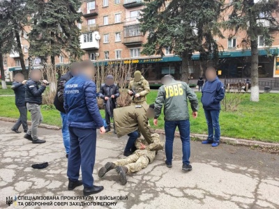 Обіцяв посприяти контрабанді: у Чернівцях на хабарі затримали прикордонника