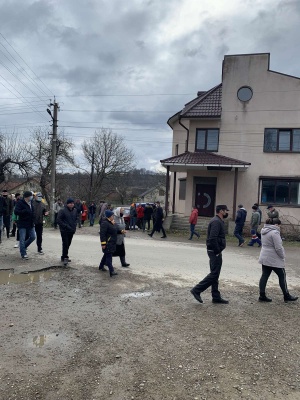 «Ми вимагаємо доріг»: село на Буковині вийшло на пікет з перекриттям вулиці – фото