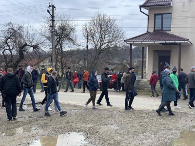 «Ми вимагаємо доріг»: село на Буковині вийшло на пікет з перекриттям вулиці – фото