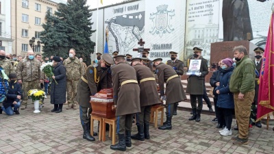 Чернівці прощаються з загиблим бійцем Олексієм Мамчієм – фото