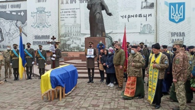 Чернівці прощаються з загиблим бійцем Олексієм Мамчієм – фото